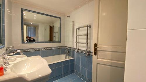 uma casa de banho com um lavatório e um espelho em Paris Coeur Saint Germain Standing em Paris