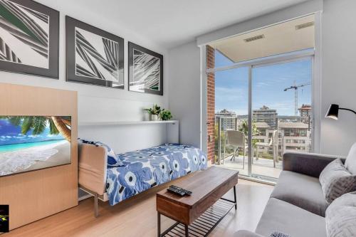 een woonkamer met een bank en een tv bij Songhees Breeze in Victoria