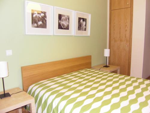 フンシャルにあるCozy Apartments Downtown - Funchal - Madeiraのベッドルーム1室(ベッド1台、テーブル2台、ランプ2つ付)