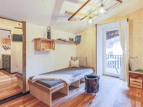 1 dormitorio con 1 cama en la esquina de una habitación en Klein und fein wohnen OM, en Mittersill