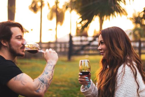 a man pouring a woman a glass of wine at Contempla Joanópolis in Joanópolis