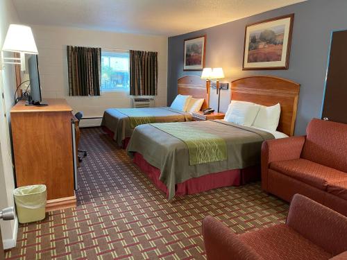 綠灣的住宿－綠灣村酒店，酒店客房设有两张床和电视。