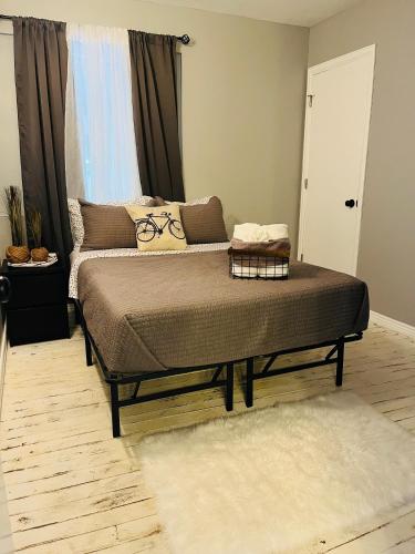 ein Schlafzimmer mit einem Bett mit Kissen darauf in der Unterkunft Cozy Main Level 2 Bedroom Apartment next to DIA in Commerce City