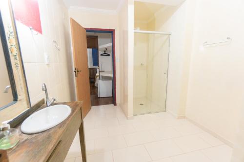 ein Badezimmer mit Waschbecken und Dusche in der Unterkunft Pousada Travessias in Tiradentes