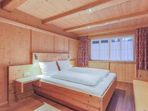 una camera da letto con letto in una camera in legno di Glonersbühelhof Top 2 a Westendorf