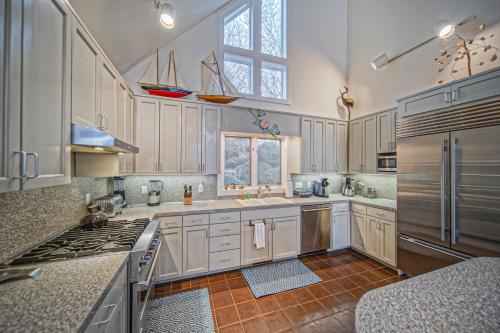 a large kitchen with white cabinets and a sink at Our Point of View in Huddleston