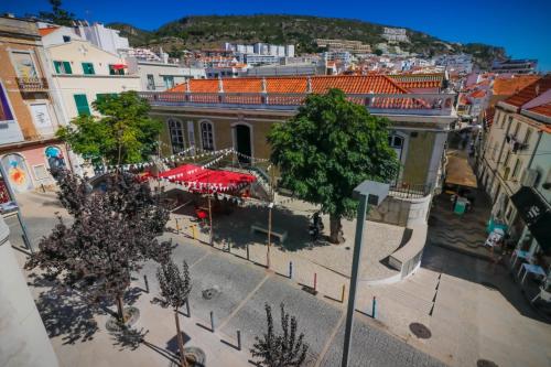 an overhead view of a street in a city at Refúgio da Fortaleza in Sesimbra