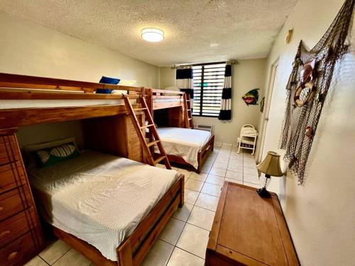 リオ・グランデにあるEntire Beach Apartment with view to El Yunque National Rain Forestのベッドルーム1室(二段ベッド2組付)