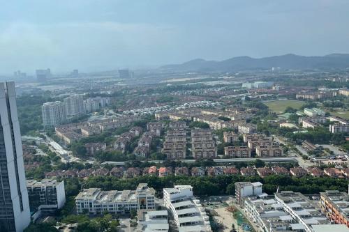 uma vista aérea de uma cidade com edifícios em Hill10 Residence, I-City (above DoubleTree Hotel) em Shah Alam