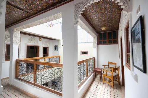 uma vista para a varanda de uma casa em Riad Fes Unique em Fez