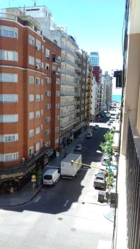 - une vue sur une rue de la ville avec des voitures et des bâtiments dans l'établissement DPTO VICTORIA IV, à Mar del Plata