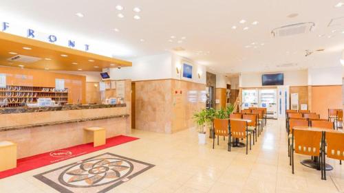 神戶的住宿－Toyoko Inn Kobe Sannomiya No 1，一间带桌椅和柜台的餐厅