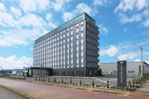 Mitsuke的住宿－Hotel Route Inn Mitsuke -Nakanoshima Mitsuke Inter-，一座大建筑,上面有标志