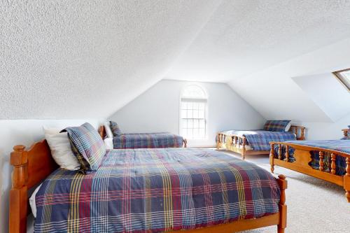 Schlafzimmer im Dachgeschoss mit 2 Betten und einem Fenster in der Unterkunft Cozy Conway Condo in Conway