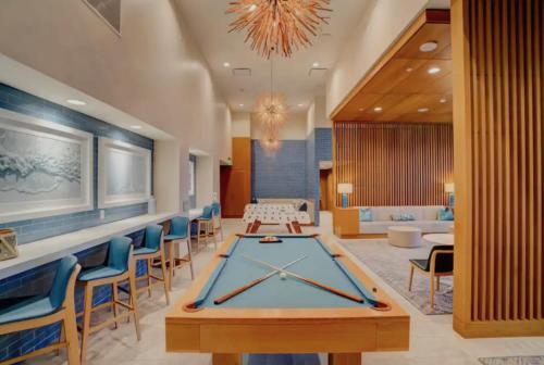 Χώρος καθιστικού στο Luxury Designer Suite with Rooftop Pool, Gym