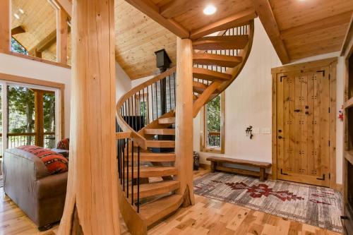 - un escalier en bois en colimaçon dans le salon dans l'établissement Moonshadow Road, à Sagle