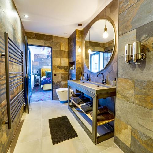 une salle de bain avec un lavabo et un miroir dans l'établissement Les Hauts de Saint Jean - HDS Suite, à Martigues