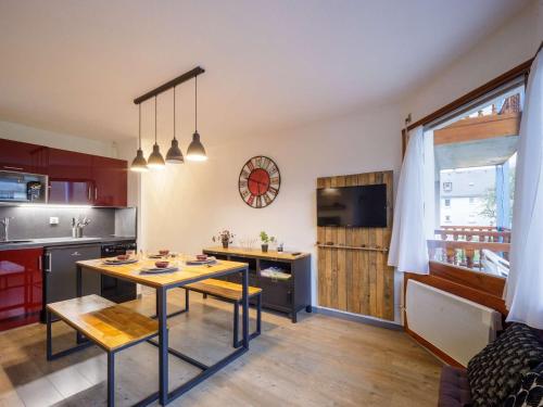 une cuisine avec une table et une salle à manger dans l'établissement Appartement pour 6 à 2 pas des remontées ! - FR-1-296-434, à Saint-Lary-Soulan