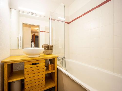 une salle de bain avec un lavabo et une baignoire dans l'établissement Appartement pour 6 à 2 pas des remontées ! - FR-1-296-434, à Saint-Lary-Soulan