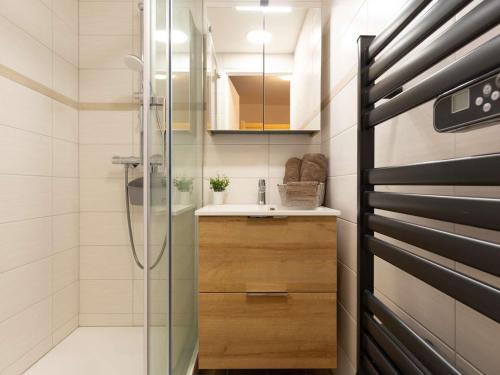 Kúpeľňa v ubytovaní Studio cosy pour 4 personnes, proche centre et téléphérique, navette gratuite, balcon, casier à skis - FR-1-296-438