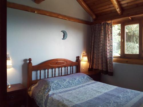 een slaapkamer met een bed en een raam bij LUZ DE LUNA 2 in Bariloche