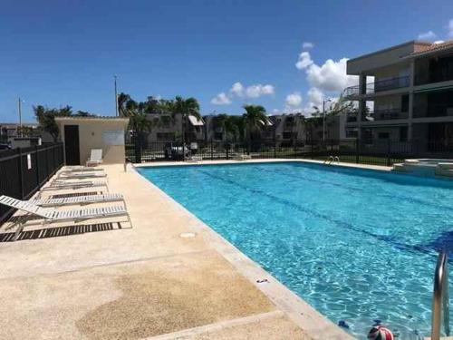 Piscina a Entire Beach Apartment with view to El Yunque National Rain Forest o a prop