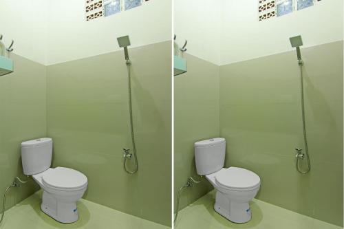 duas fotografias de uma casa de banho com WC em Capital O 91675 Utama Residence em Padang