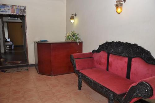 a red couch sitting in a living room at Mount Crest Inn Deniyaya in Deniyaya