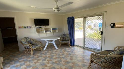 TV a/nebo společenská místnost v ubytování Jurien Bay View Bungalows Jetty View 5