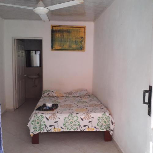 a bedroom with a bed in a room at ECONOMIQUE in Jacó