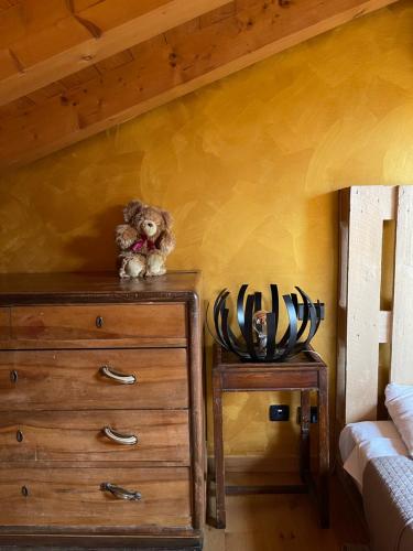 ein Teddybär auf einer Kommode in einem Zimmer in der Unterkunft Shanice’s House in Pieve di Soligo