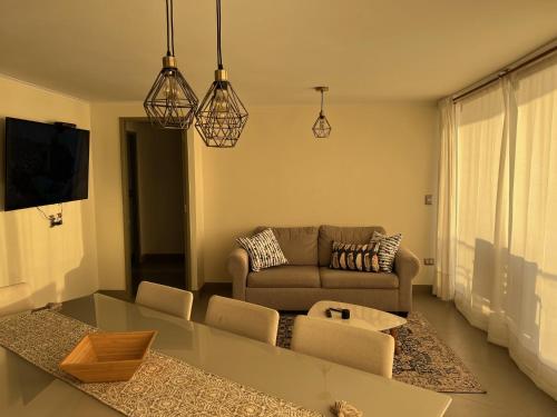 uma sala de estar com um sofá e uma mesa em La Serena Laguna del Mar hasta 8 personas espectacular departamento em La Serena