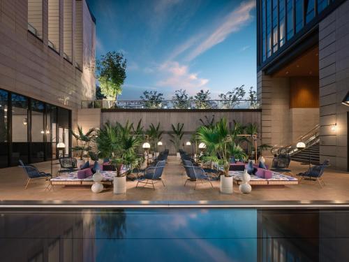Kolam renang di atau dekat dengan Hotel Indigo Hangzhou Uptown,Close to Westlake , boutique design hotel with freeflow minibar