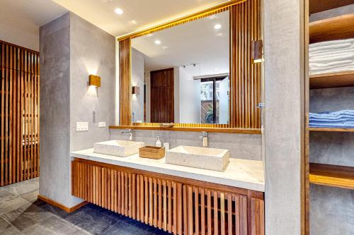 uma casa de banho com 2 lavatórios e um espelho em Miraluna 233 at Luum Zama em Tulum