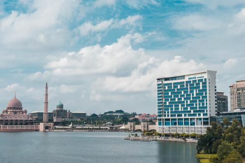 Výhled na řeku, která protéká v blízkosti hotelu