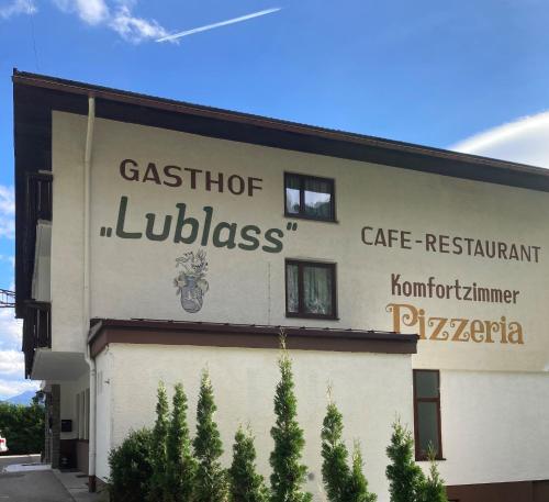 マトライ・イン・オストティロルにあるGasthof Lublassのカフェテリア・ラボック・カフェ・レストラン