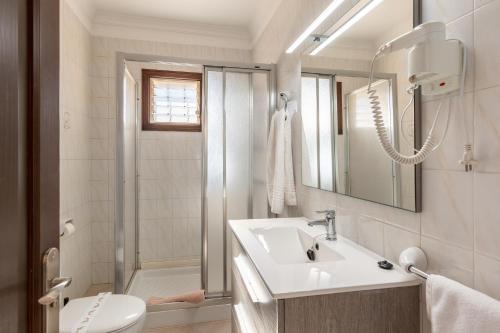 カラ・サンタニーにあるSa Llimoneraのバスルーム(洗面台、トイレ、鏡付)