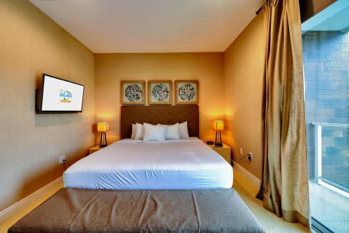 um quarto com uma cama grande e uma janela em Beautiful Townhome Overlooking The Lake And The Pool em Orlando