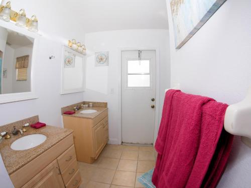 een badkamer met 2 wastafels en een roze handdoek bij Loma Vista Retreat in Davenport