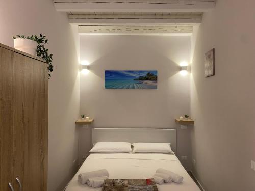 パレルモにあるZagara Holiday House Palermo Cattedraleの小さなベッドルーム1室(角にベッド1台付)