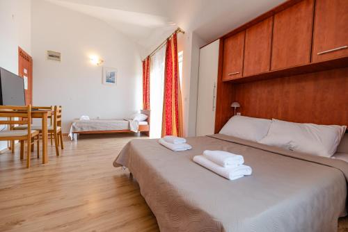 una camera da letto con un letto grande con due asciugamani sopra di Villa Heaven Apartment - Airport Zadar a Donji Zemunik