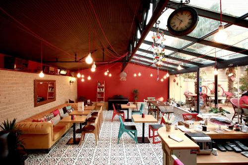 Restoran atau tempat lain untuk makan di Ottoman Suites by Sera House
