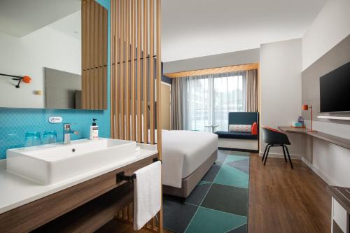 La salle de bains est pourvue d'un lavabo blanc. dans l'établissement Holiday Inn Express Guiyang Qingyan, an IHG Hotel, à Guiyang