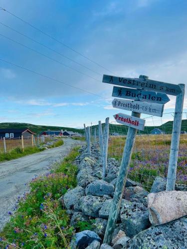 a street sign on the side of a road at Seterhytte i Havsdalen in Geilo