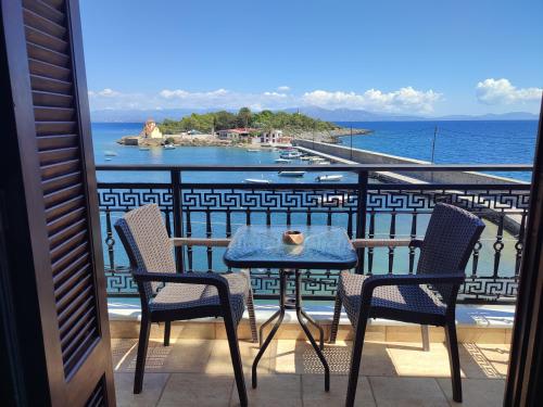 d'une table et de chaises sur un balcon avec vue sur l'océan. dans l'établissement l' atoll d' Helene, à Gythio