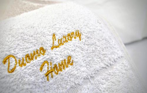 une serviette accompagnée d'une happy hour de christmasime écrite sur elle dans l'établissement DUOMO LUXORY HOME, à Naples
