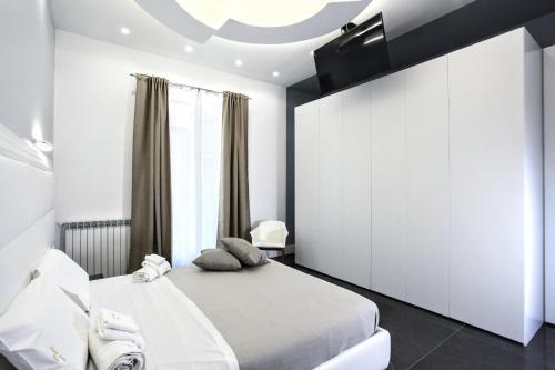 - une chambre avec un lit et un plafond dans l'établissement DUOMO LUXORY HOME, à Naples