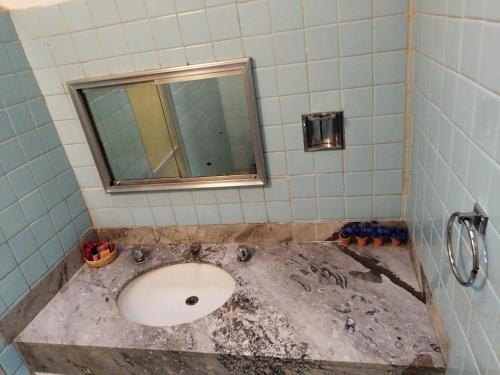 y baño con lavabo y espejo. en Cuarto Panchito ***Centro Histórico***, en Querétaro