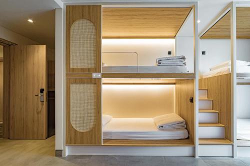 ホーチミン・シティにあるMeander Saigonの小さなお部屋で、二段ベッドが備わります。
