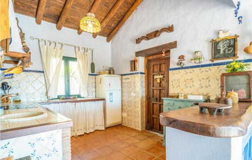 uma cozinha com um lavatório e um frigorífico em La Casa de la Era em Algatocín